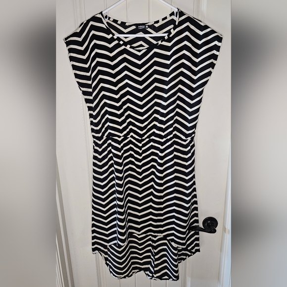 [Indulge GogoApperal] High Low Midi Dress 《M》 Chevron/Black &… - Picture 3 of 12